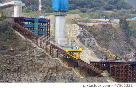 Restoration work of the Kumamoto earthquake that occurred in April 2016, a newly used heavy machine, a machine that lifts the dump truck 47865321