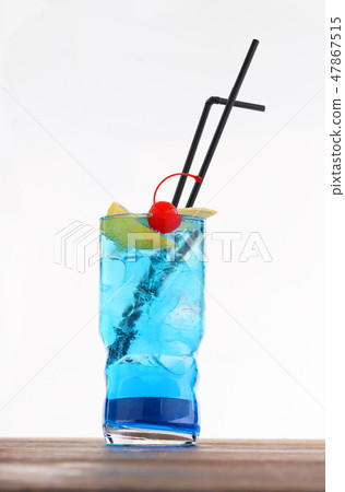 Cold alcohol cocktail with ice cubes Cold alcohol cocktail with ice cubes 47867515