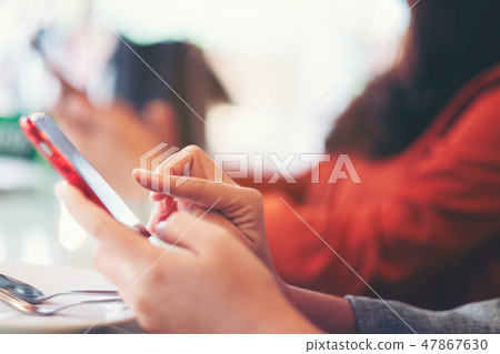 Close-up hands use pointing finger Mobile Close-up hands use pointing finger Mobile 47867630
