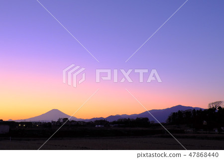 富士山和小山的晚上風景 47868440