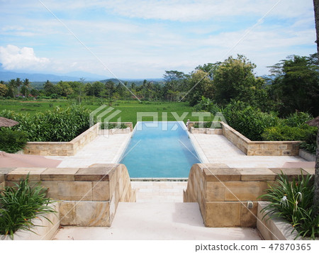 Pool Suite 47870365