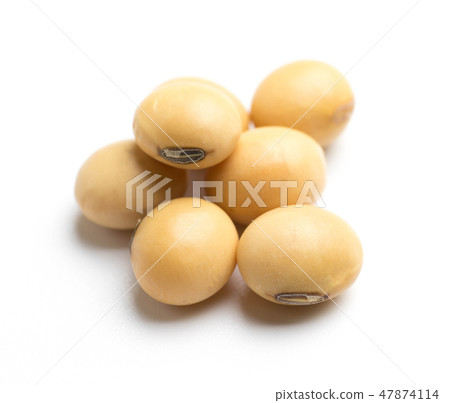 soy beans- close up on white soy beans- close up on white 47874114