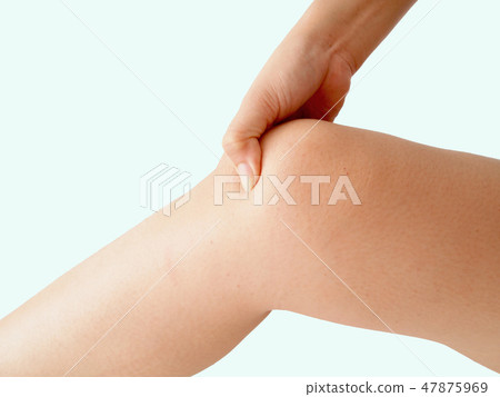 woman holding sore knee woman holding sore knee 47875969