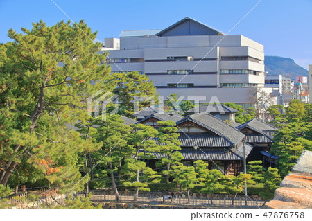 從玉城公園看的香川縣立公民館 47876758