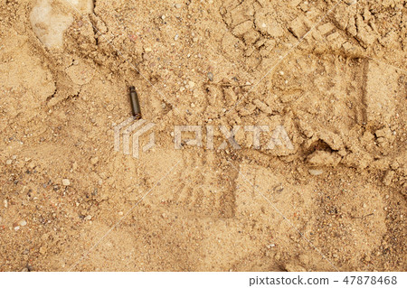 The cartridges from the cartridges lie in the sand 47878468
