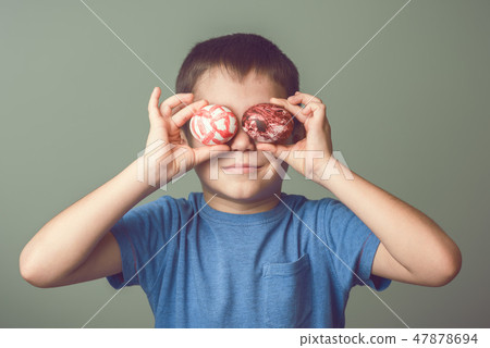 The child closes his eyes Easter eggs 47878694