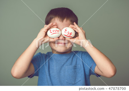 The child closes his eyes Easter eggs The child closes his eyes Easter eggs 47878700