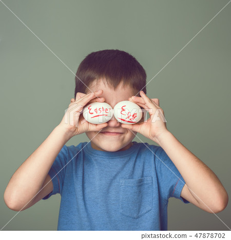 The child closes his eyes Easter eggs The child closes his eyes Easter eggs 47878702