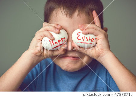 The child closes his eyes Easter eggs The child closes his eyes Easter eggs 47878713