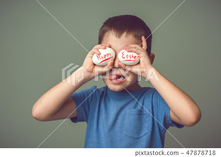 The child closes his eyes Easter eggs The child closes his eyes Easter eggs 47878718