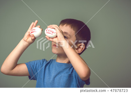 The child closes his eyes Easter eggs The child closes his eyes Easter eggs 47878723