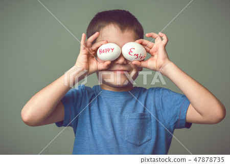 The child closes his eyes Easter eggs The child closes his eyes Easter eggs 47878735