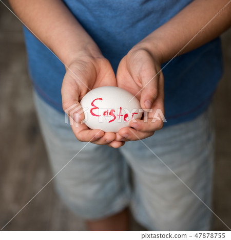 A little boy holding a Easter eggs 47878755