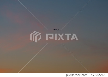 晚上和飛機 47882266