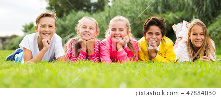five children posing lying 47884030