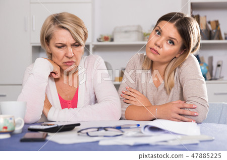 mother and her adult daughter with financial problems 47885225
