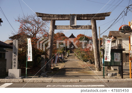 The shrine "Mimasaku shrine palace" in Tsuyama city, Okayama prefecture: around the autumn leaves The shrine "Mimasaku shrine palace" in Tsuyama city, Okayama prefecture: around the autumn leaves 47885450