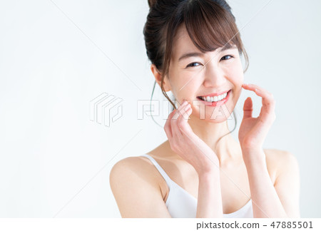 young woman      47885501