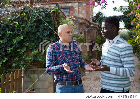 Farmers talking about current issues 47885887