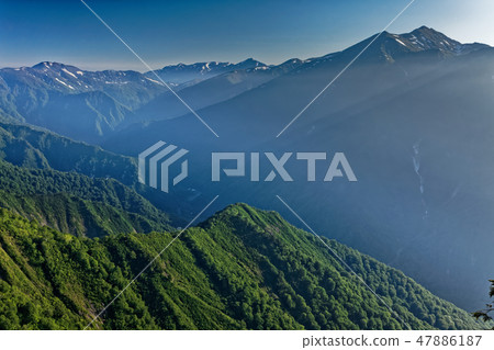 從Tanigawa-dake·Nishi-black ridge的攀登看到的早晨漂浮的Asahigadake山 47886187