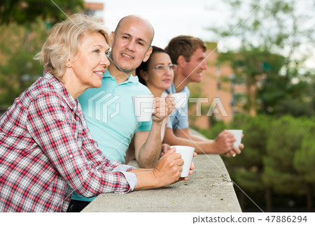 males and females drinking coffee outdoors males and females drinking coffee outdoors 47886294