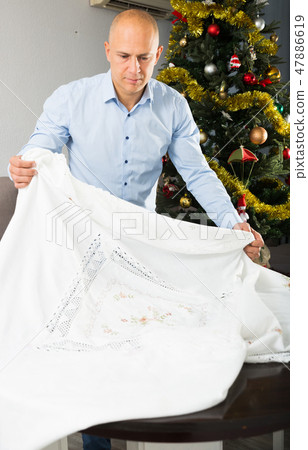 Man spreading tablecloth on table - Stock Photo [47886619] - PIXTA