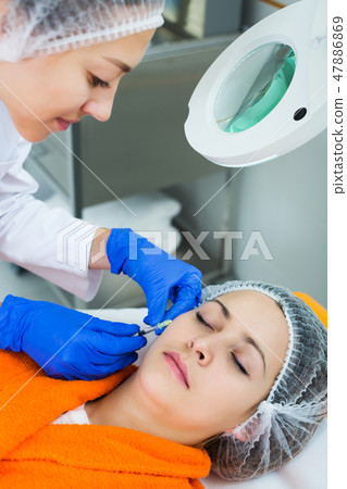 Doctor using injection Doctor using injection 47886869