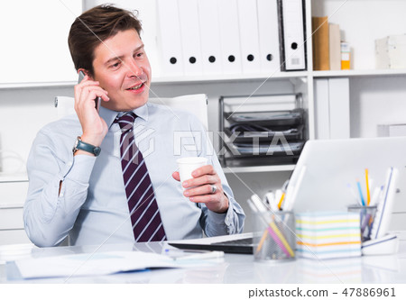 Bussinesman filling up documents Bussinesman filling up documents 47886961