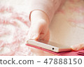 婦女的手觸摸躺著聰明的手 47888150