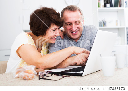 Senior couple with laptop 47888170