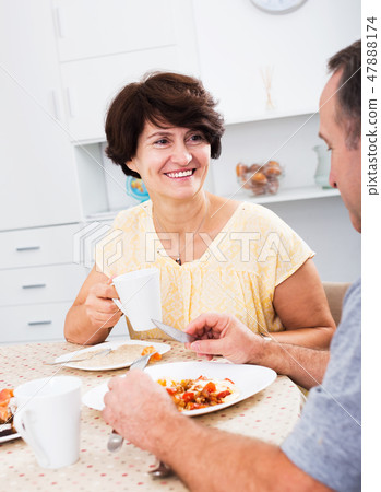 Woman eating lunch with husband Woman eating lunch with husband 47888174