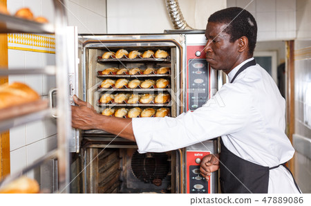 Baker controlling process of baking bread in oven 47889086
