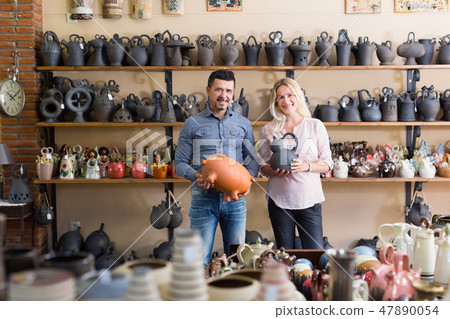 Couple buying pottery dish-ware 47890054