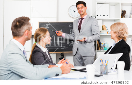 Businessman discussing new project with team 47890592