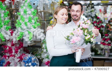 Man buys a bouquet of flowers 47890927