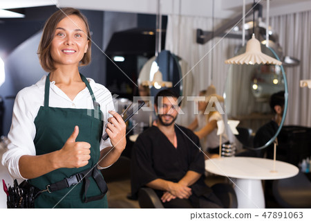positive woman hairdresser thumbs up 47891063