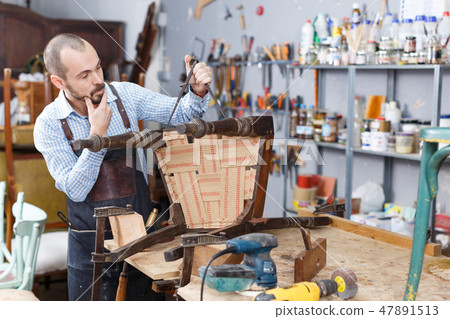 Restorer using measuring tools Restorer using measuring tools 47891513