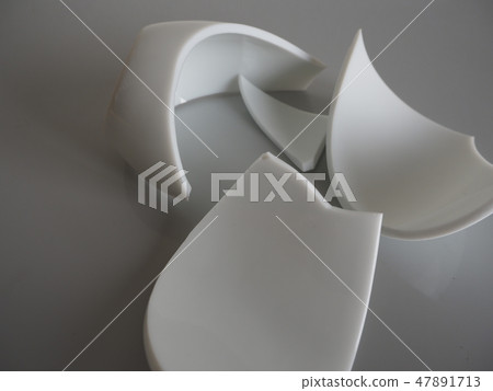 Cracked white pottery cup Cracked white pottery cup 47891713