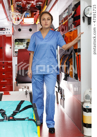 Female doctor standing in ambulance auto Female doctor standing in ambulance auto 47891715