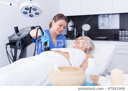 Cosmetologist with client during hardware procedure Cosmetologist with client during hardware procedure 47891906