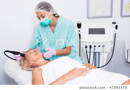 Beautician doing cryoliposuction Beautician doing cryoliposuction 47893178