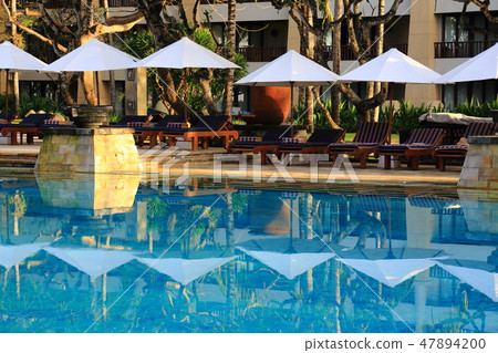 早上在池畔 早上在池畔 47894200