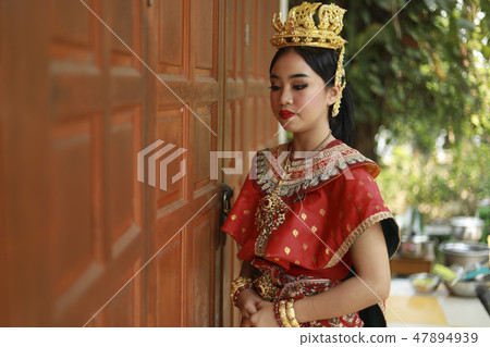 Thai teenage girls in traditional Thai dance  47894939