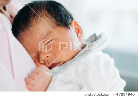 剛出生的嬰兒睡覺的臉男孩 剛出生的嬰兒睡覺的臉男孩 47894940