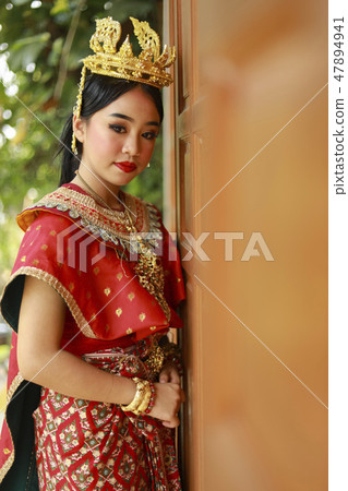 Thai teenage girls in traditional Thai dance Thai teenage girls in traditional Thai dance 47894941