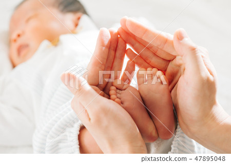 嬰兒新生嬰兒腿母親的手 47895048