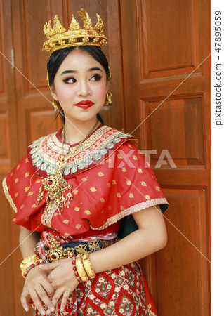 Thai teenage girls in traditional Thai costumes 47895059