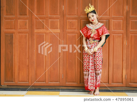 Thai teenage girls in traditional Thai costumes Thai teenage girls in traditional Thai costumes 47895061