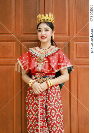 Thai teenage girls in traditional Thai costumes 47895063
