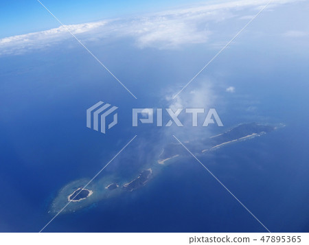 I look at the Maejima through the windows of the airplane I look at the Maejima through the windows of the airplane 47895365